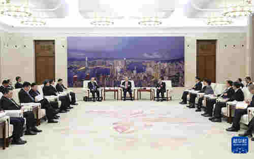赵乐际看望参加十四届全国人大二次会议报道的新闻工作者